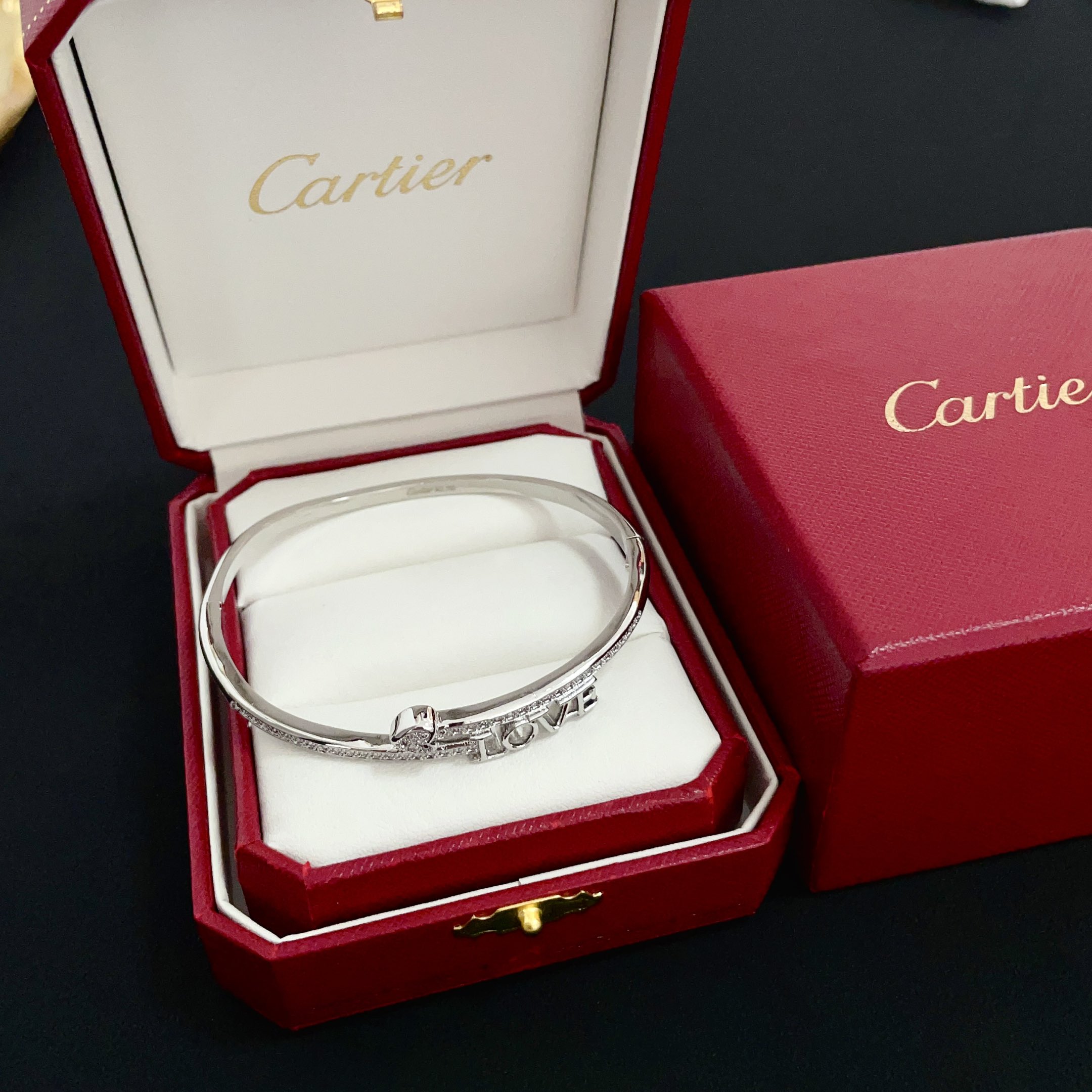 NO:516336,Carbon diamond-set bracelet, high-end customized version, diamond-set craftsmanship, V-gold material, classic and fashionable style, reconstruct love aesthetics with sharp lines!  Breaking the convention, diamond-inlaid design creates a high-end ceiling - no need to build glitz, love should be pure as before. Cartier is loved by many celebrities and internet celebrities. The Leopard series bracelet is definitely an eternal classic, and there is no limit on men and women, and no limit on age!  Wear it you are the focus!  , jewelry boutique, cartier, bracelet19860909卡地镶钻手镯 高端定制版本 镶嵌钻工艺 V金材质 经典而时尚风格 用凌厉线条重构爱情美学！打破常规,镶嵌钻设计反而成就高级感天花板——无需浮华堆砌,爱本应纯粹如初 卡地亚受众多明星网红的爱戴 豹子系列手镯 绝对是永恒经典 而且男女不限 年龄不限 ！戴上它你就是焦点！,饰品精品,cartier,bracelet,Jewelry