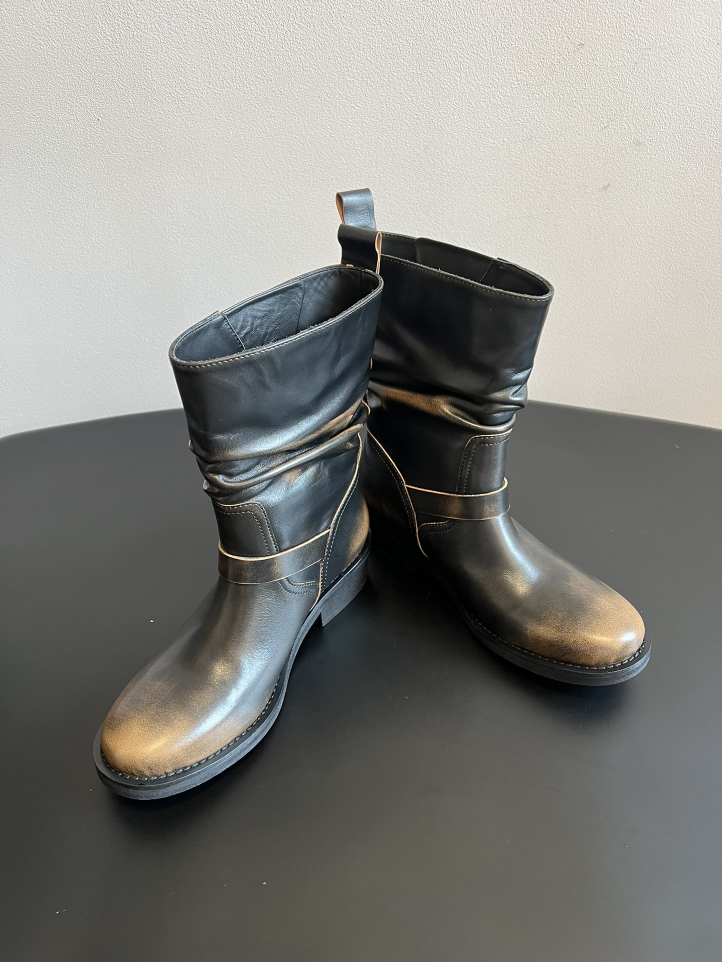 ICE DUS* 秋冬做旧擦色骑士靴采用亮面皮革与绒面材质拼接，皮革部分呈现出做旧的复古质感，绒面部分增