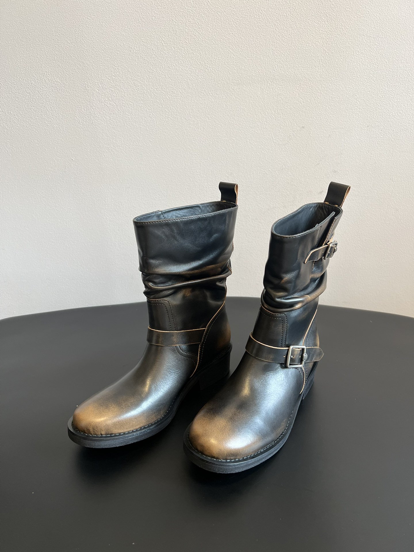 ICE DUS* 秋冬做旧擦色骑士靴采用亮面皮革与绒面材质拼接，皮革部分呈现出做旧的复古质感，绒面部分增