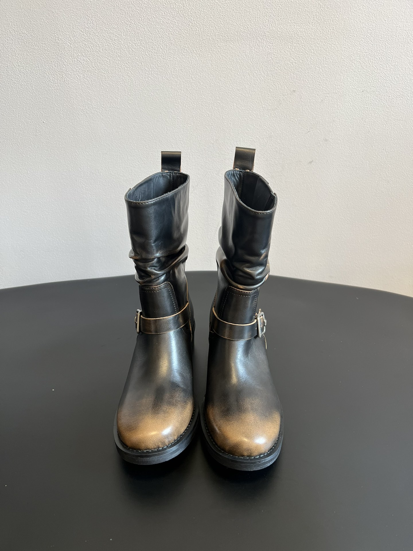 ICE DUS* 秋冬做旧擦色骑士靴采用亮面皮革与绒面材质拼接，皮革部分呈现出做旧的复古质感，绒面部分增