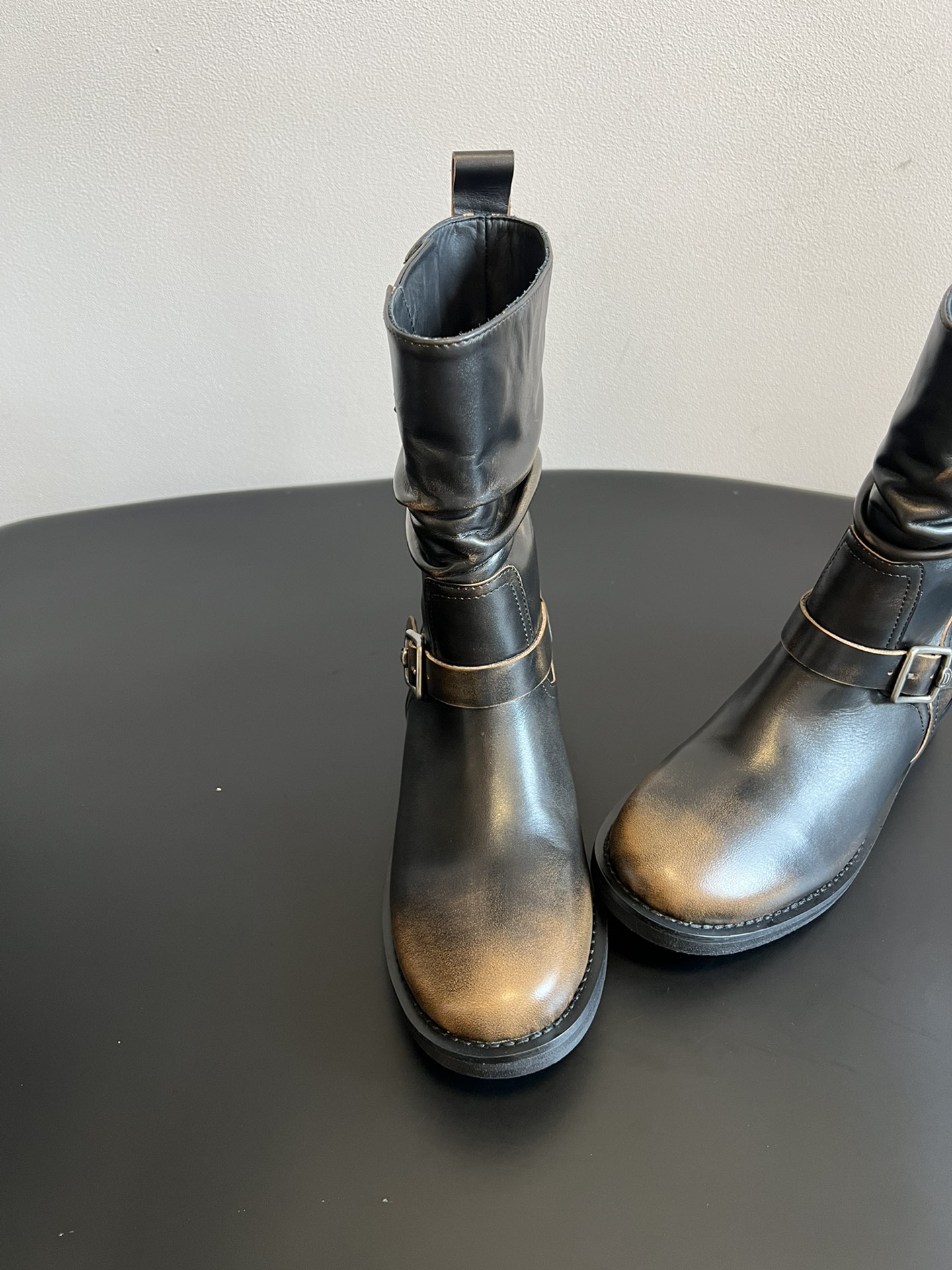 ICE DUS* 秋冬做旧擦色骑士靴采用亮面皮革与绒面材质拼接，皮革部分呈现出做旧的复古质感，绒面部分增