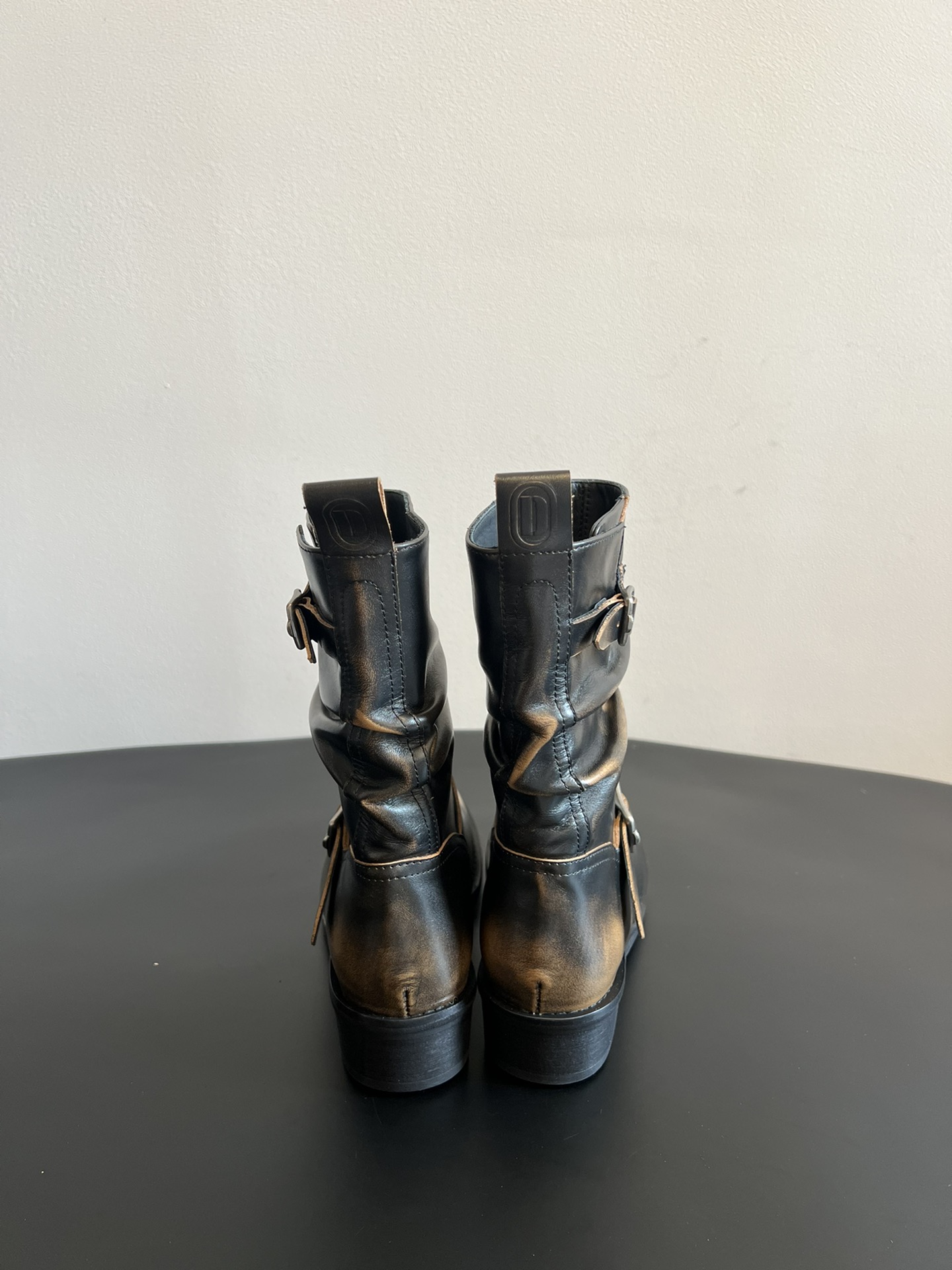 ICE DUS* 秋冬做旧擦色骑士靴采用亮面皮革与绒面材质拼接，皮革部分呈现出做旧的复古质感，绒面部分增