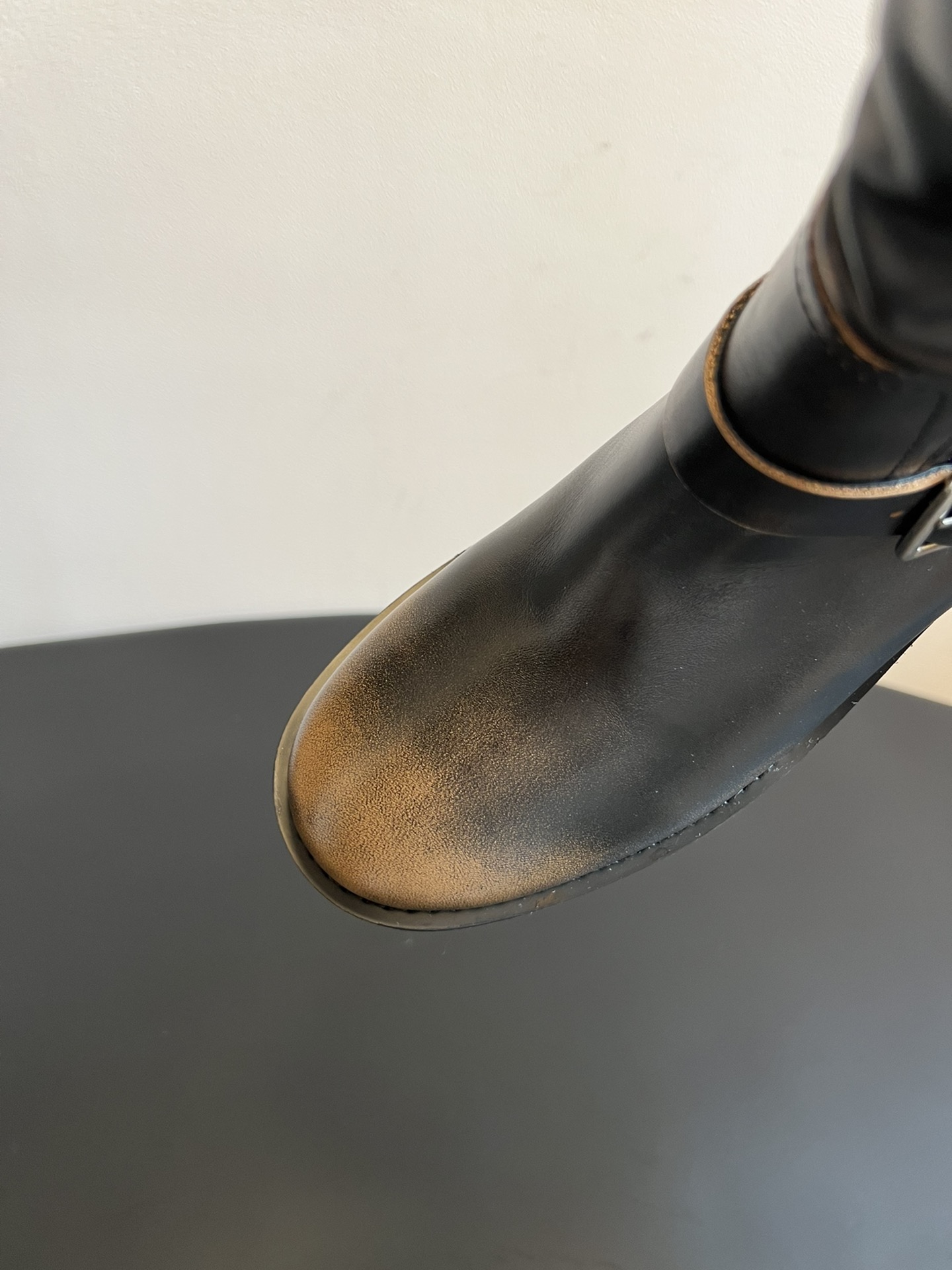 ICE DUS* 秋冬做旧擦色骑士靴采用亮面皮革与绒面材质拼接，皮革部分呈现出做旧的复古质感，绒面部分增