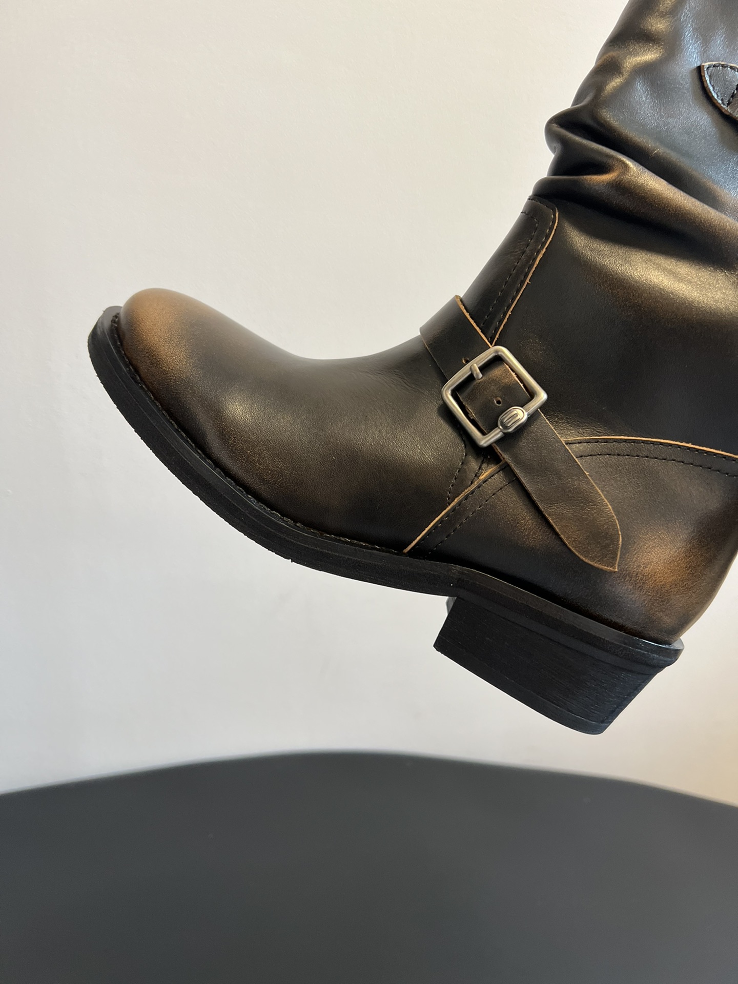 ICE DUS* 秋冬做旧擦色骑士靴采用亮面皮革与绒面材质拼接，皮革部分呈现出做旧的复古质感，绒面部分增