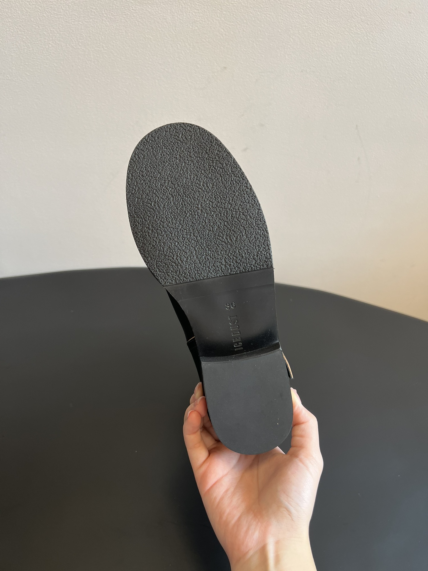 ICE DUS* 秋冬做旧擦色骑士靴采用亮面皮革与绒面材质拼接，皮革部分呈现出做旧的复古质感，绒面部分增