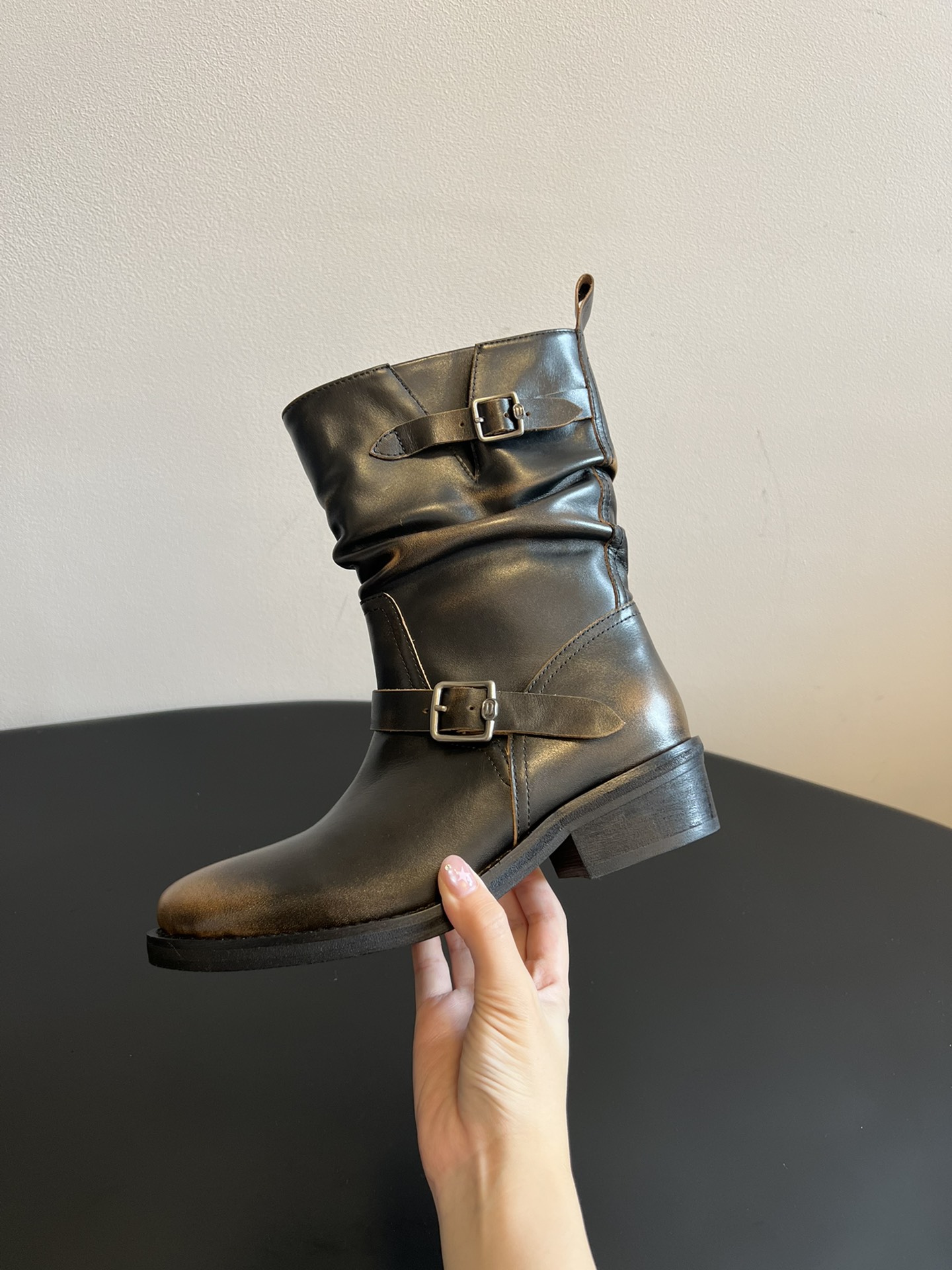 ICE DUS* 秋冬做旧擦色骑士靴采用亮面皮革与绒面材质拼接，皮革部分呈现出做旧的复古质感，绒面部分增