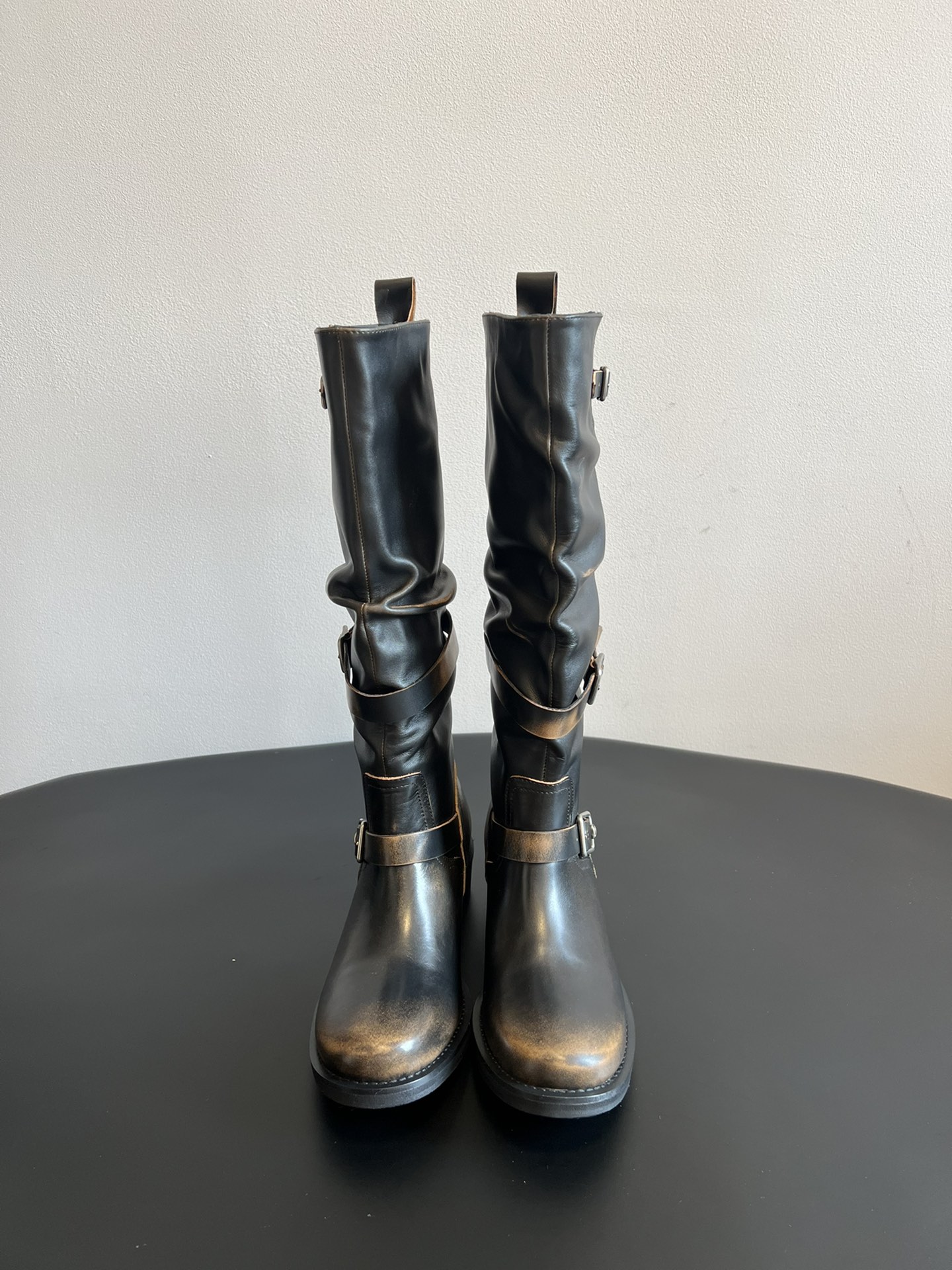 ICE DUS* 秋冬做旧擦色骑士靴采用亮面皮革与绒面材质拼接，皮革部分呈现出做旧的复古质感，绒面部分增