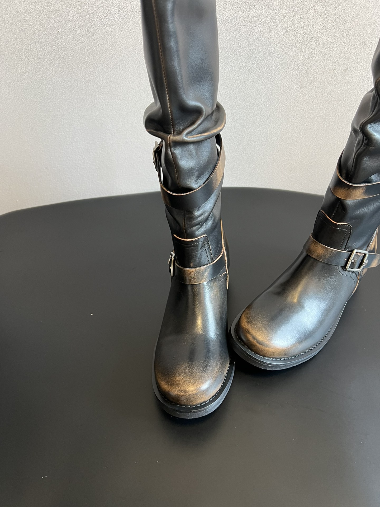 ICE DUS* 秋冬做旧擦色骑士靴采用亮面皮革与绒面材质拼接，皮革部分呈现出做旧的复古质感，绒面部分增