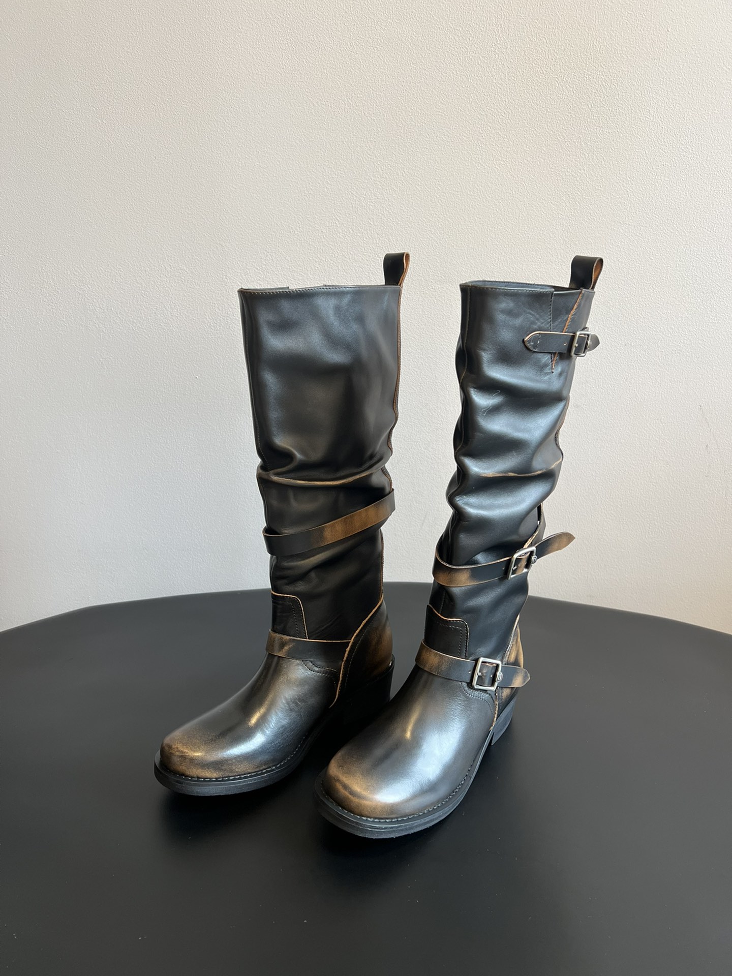 ICE DUS* 秋冬做旧擦色骑士靴采用亮面皮革与绒面材质拼接，皮革部分呈现出做旧的复古质感，绒面部分增