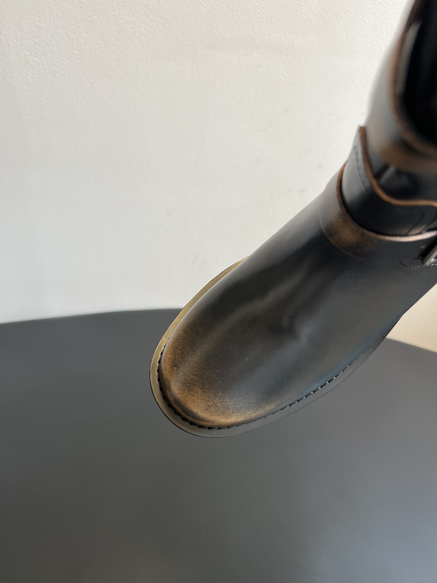 ICE DUS* 秋冬做旧擦色骑士靴采用亮面皮革与绒面材质拼接，皮革部分呈现出做旧的复古质感，绒面部分增