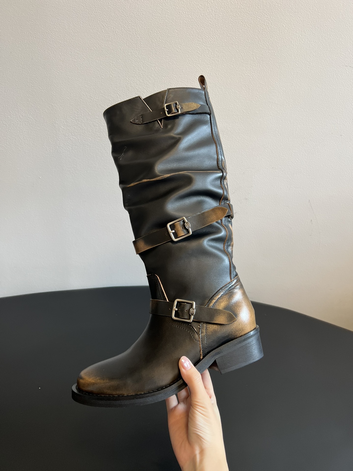 ICE DUS* 秋冬做旧擦色骑士靴采用亮面皮革与绒面材质拼接，皮革部分呈现出做旧的复古质感，绒面部分增