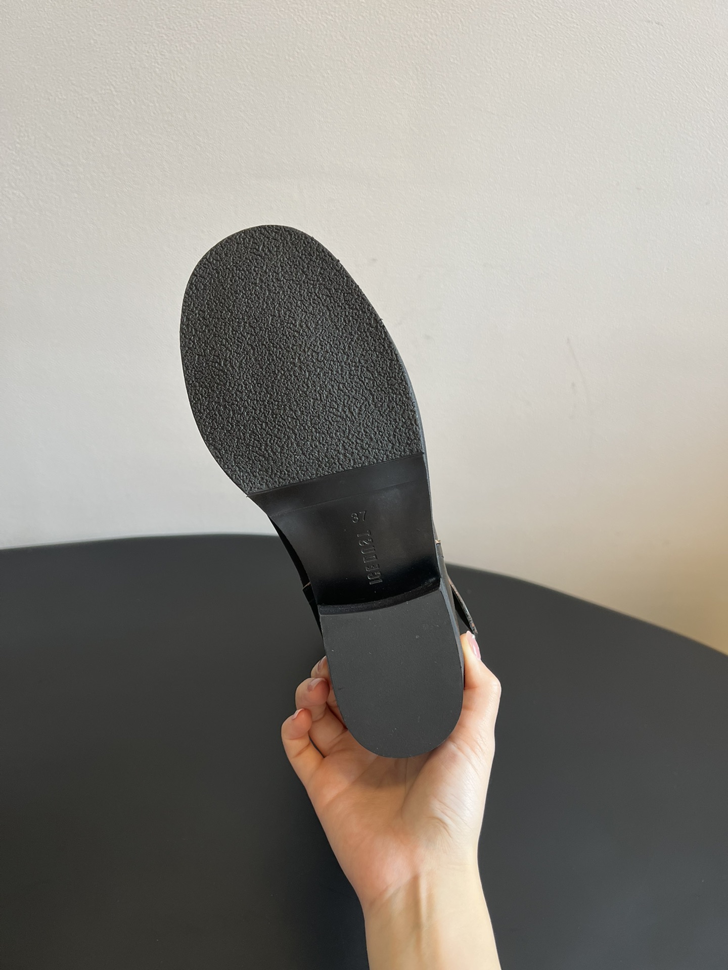 ICE DUS* 秋冬做旧擦色骑士靴采用亮面皮革与绒面材质拼接，皮革部分呈现出做旧的复古质感，绒面部分增