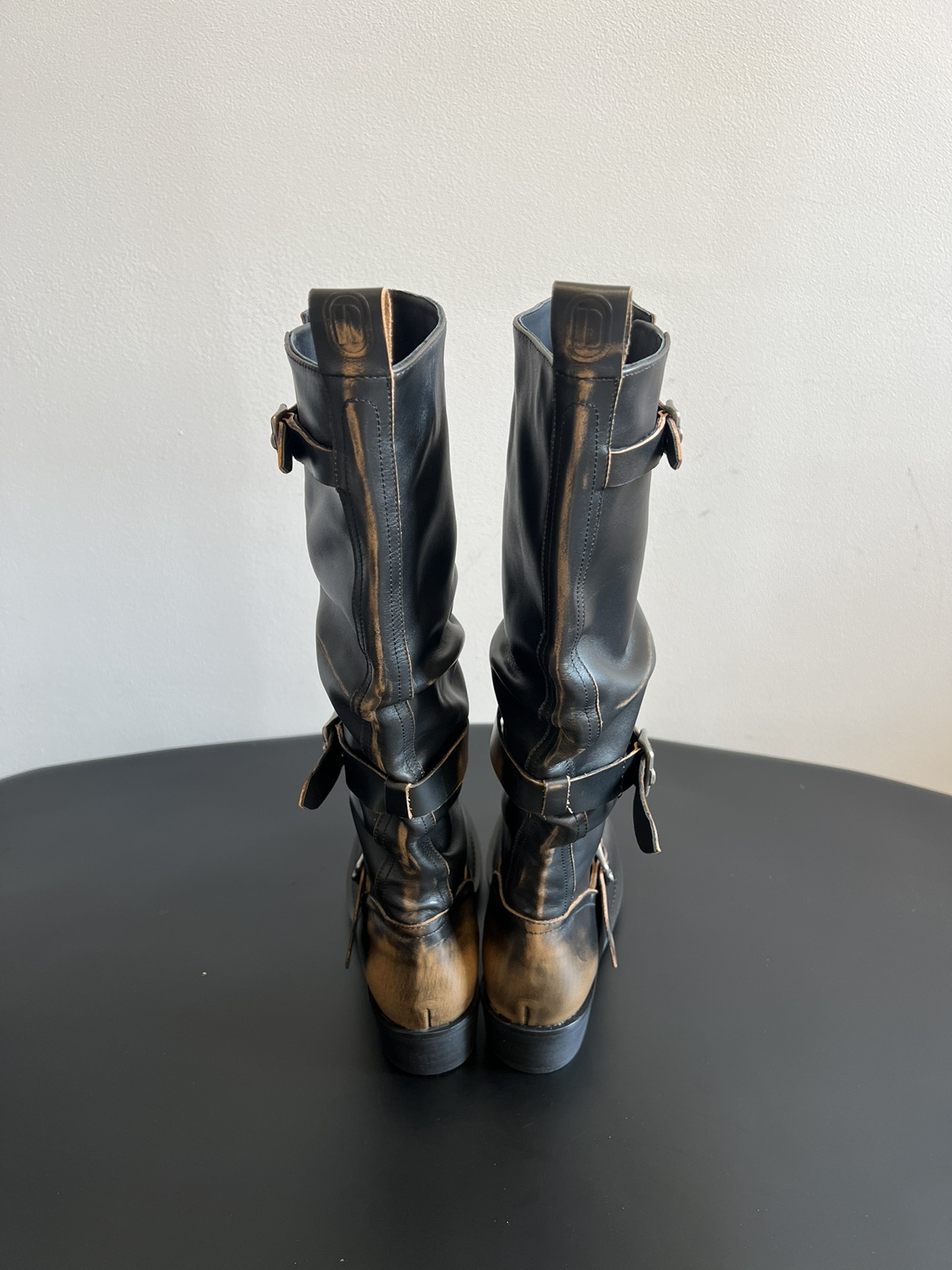 ICE DUS* 秋冬做旧擦色骑士靴采用亮面皮革与绒面材质拼接，皮革部分呈现出做旧的复古质感，绒面部分增