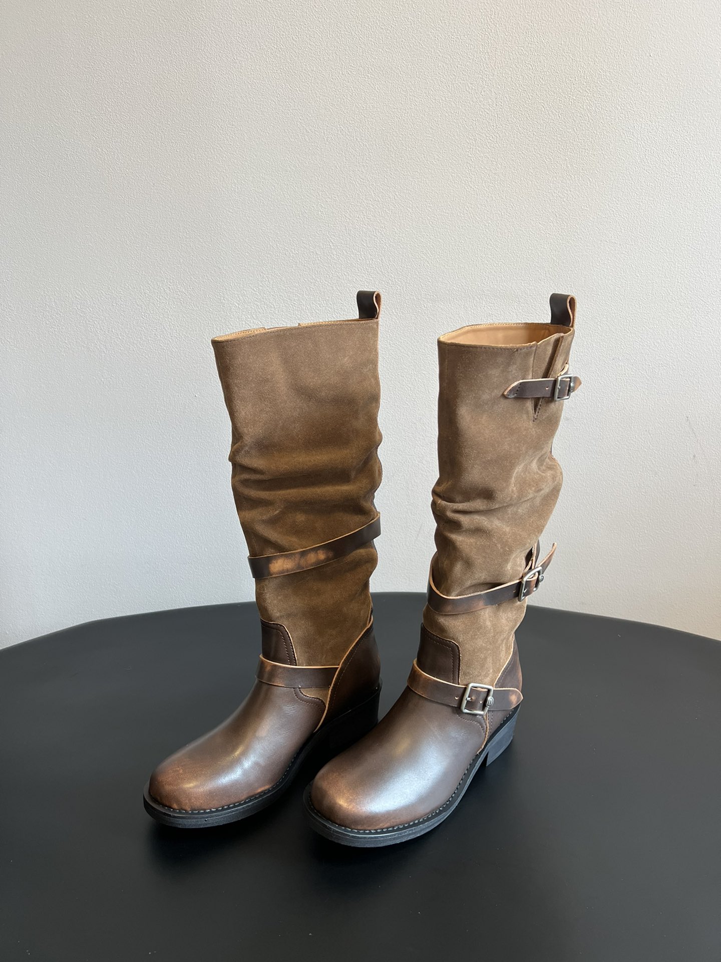 ICE DUS* 秋冬做旧擦色骑士靴采用亮面皮革与绒面材质拼接，皮革部分呈现出做旧的复古质感，绒面部分增