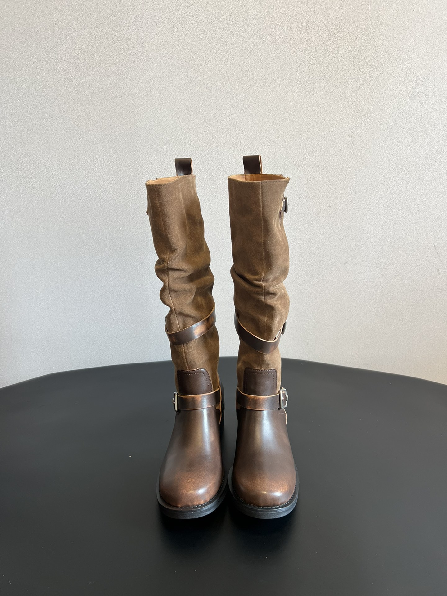 ICE DUS* 秋冬做旧擦色骑士靴采用亮面皮革与绒面材质拼接，皮革部分呈现出做旧的复古质感，绒面部分增