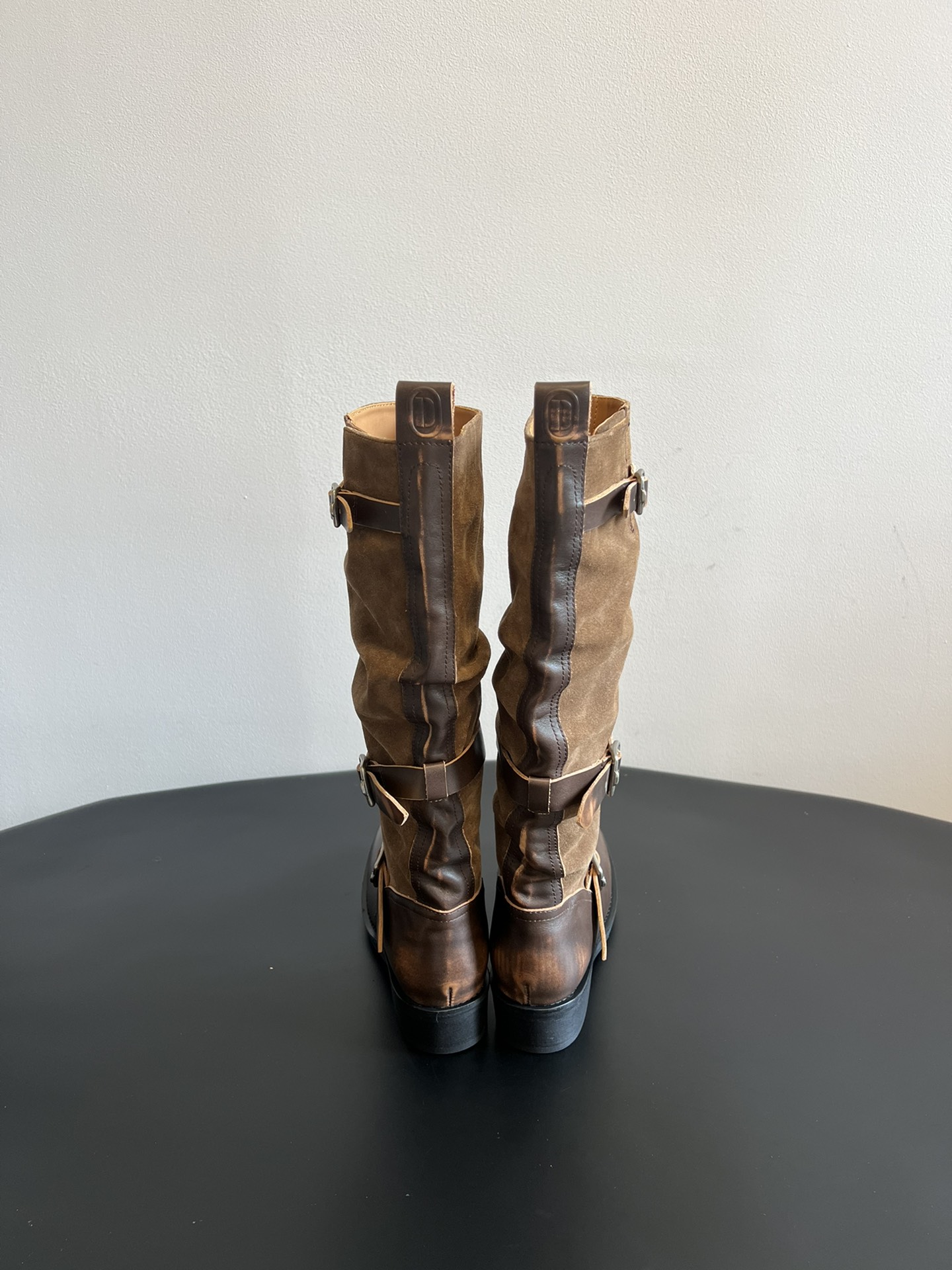 ICE DUS* 秋冬做旧擦色骑士靴采用亮面皮革与绒面材质拼接，皮革部分呈现出做旧的复古质感，绒面部分增