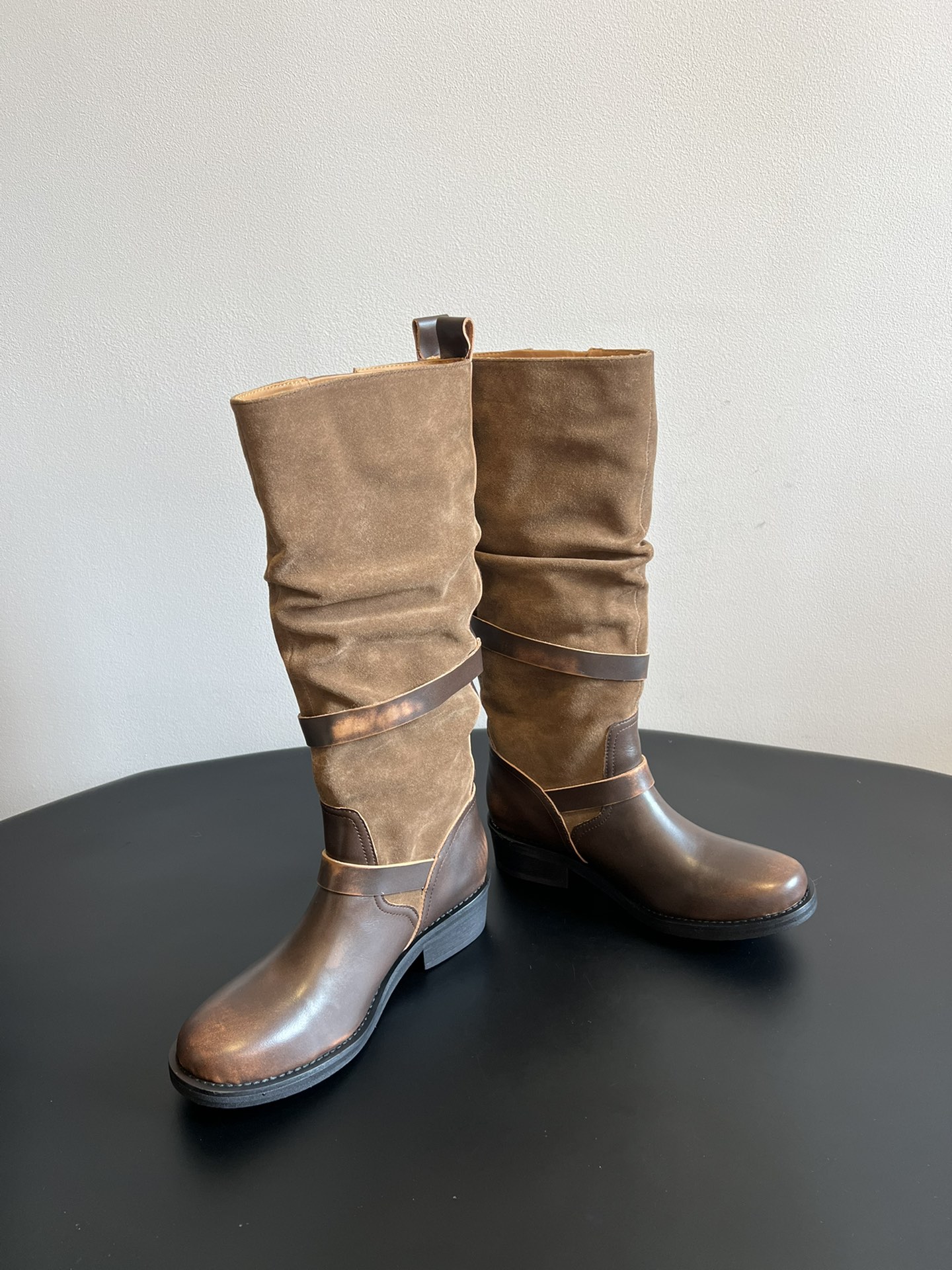 ICE DUS* 秋冬做旧擦色骑士靴采用亮面皮革与绒面材质拼接，皮革部分呈现出做旧的复古质感，绒面部分增