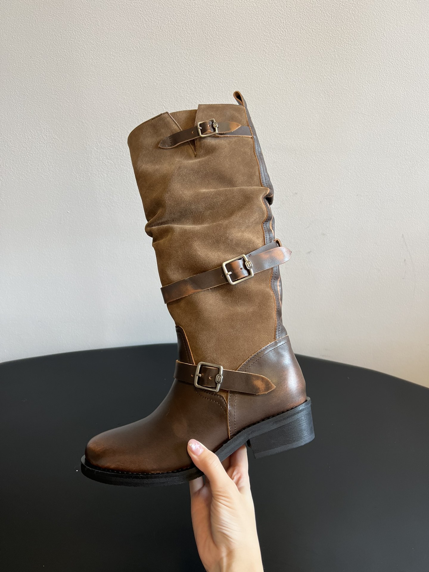 ICE DUS* 秋冬做旧擦色骑士靴采用亮面皮革与绒面材质拼接，皮革部分呈现出做旧的复古质感，绒面部分增