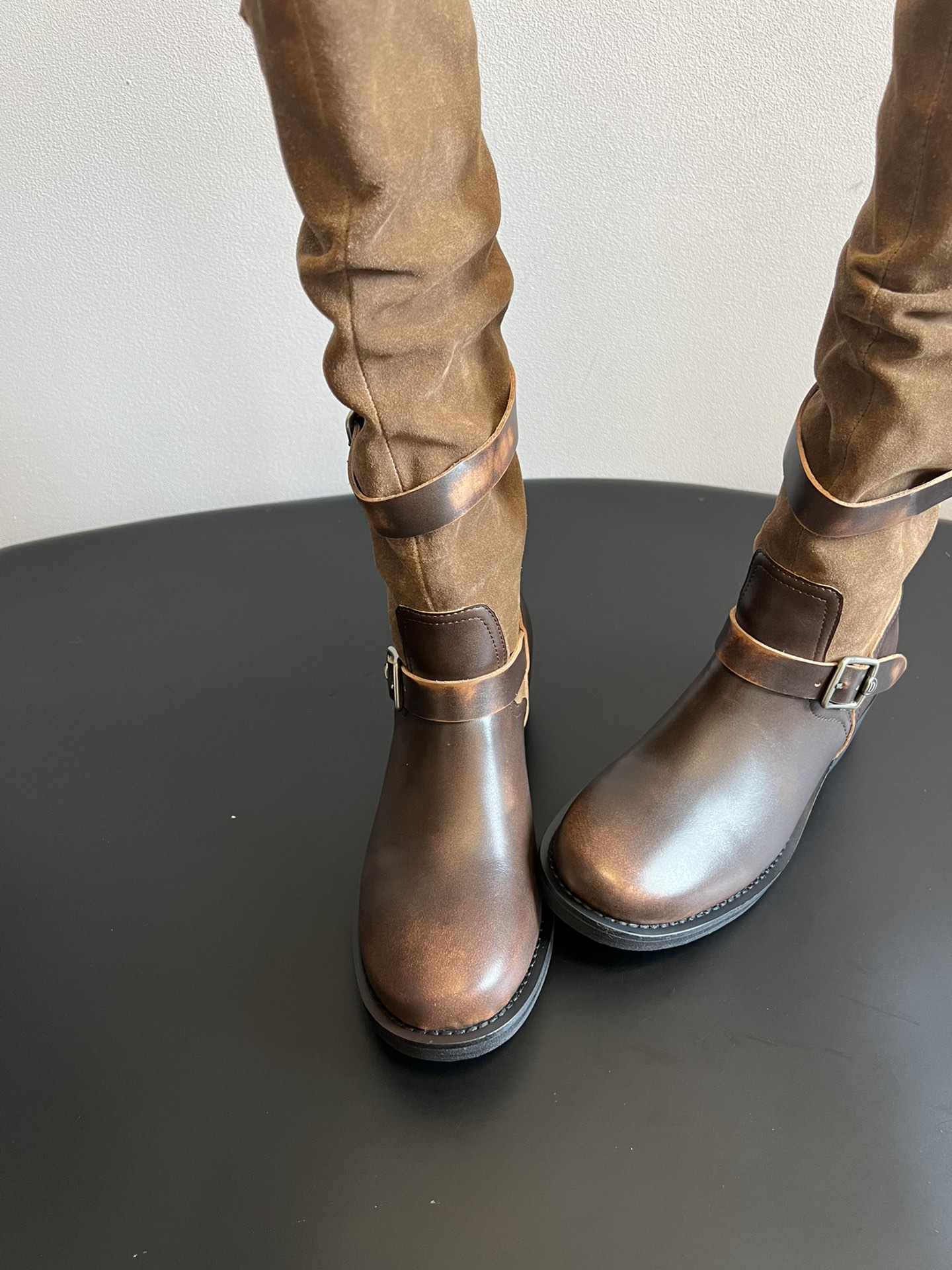 ICE DUS* 秋冬做旧擦色骑士靴采用亮面皮革与绒面材质拼接，皮革部分呈现出做旧的复古质感，绒面部分增