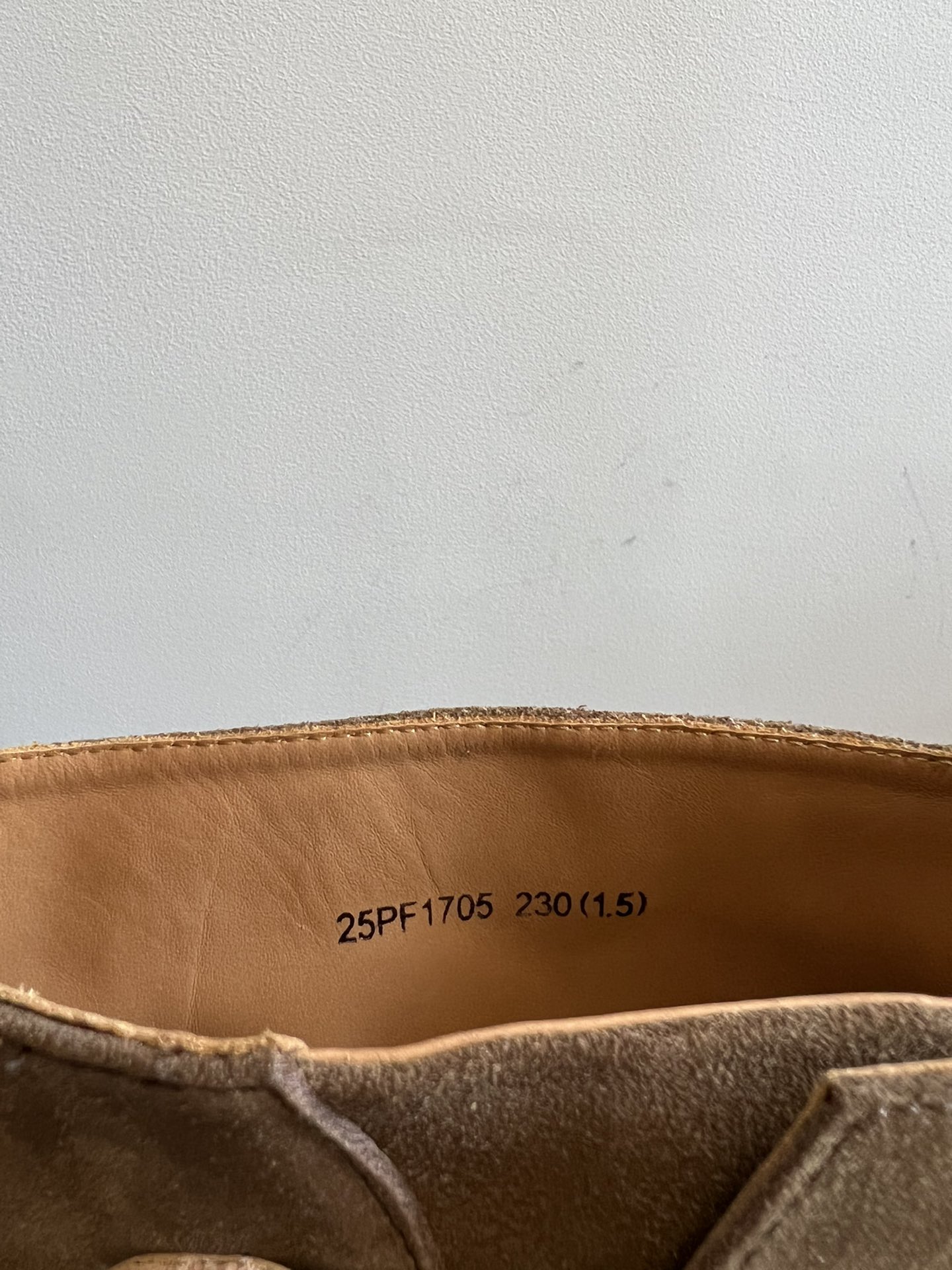 ICE DUS* 秋冬做旧擦色骑士靴采用亮面皮革与绒面材质拼接，皮革部分呈现出做旧的复古质感，绒面部分增