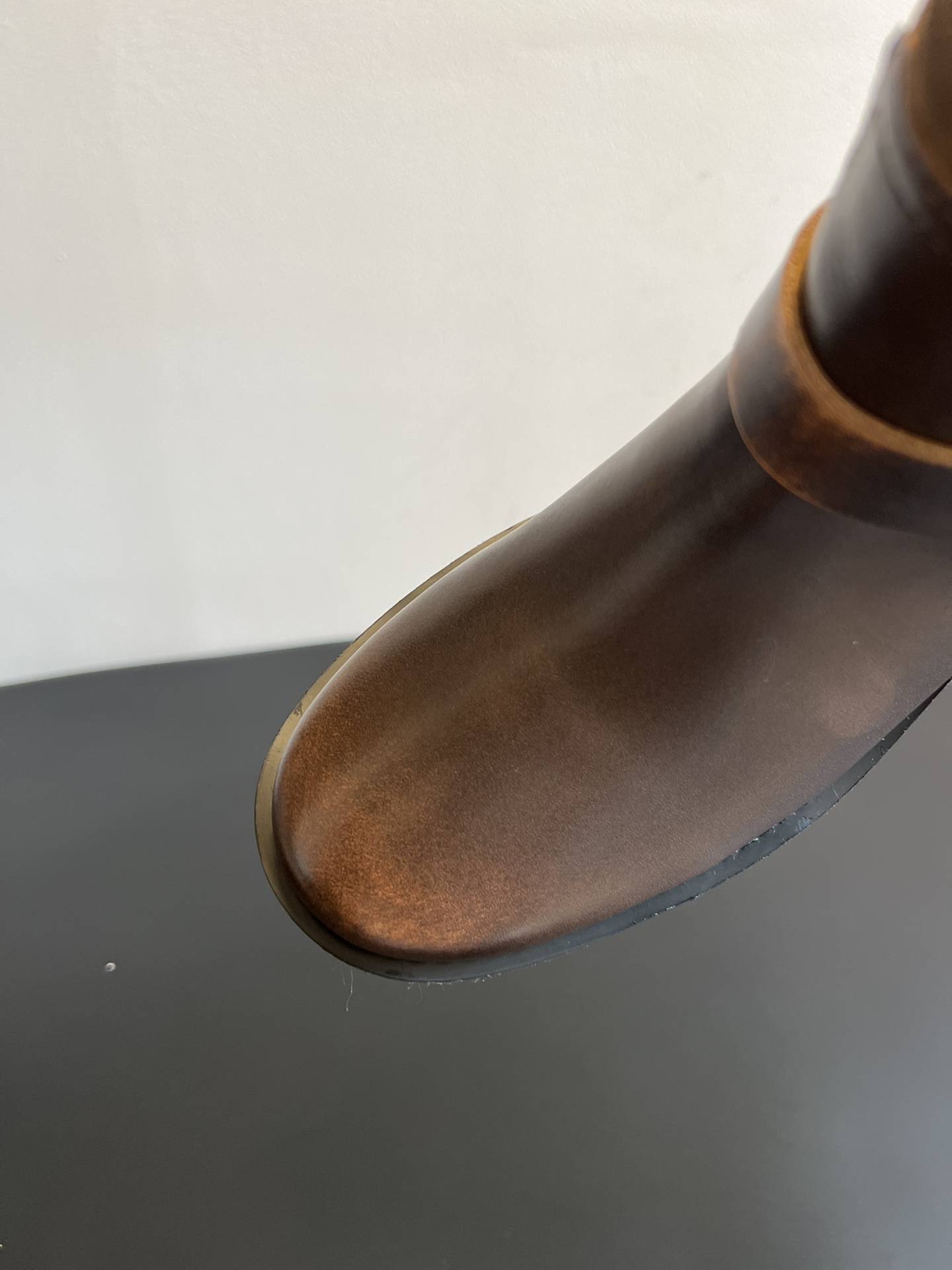 ICE DUS* 秋冬做旧擦色骑士靴采用亮面皮革与绒面材质拼接，皮革部分呈现出做旧的复古质感，绒面部分增