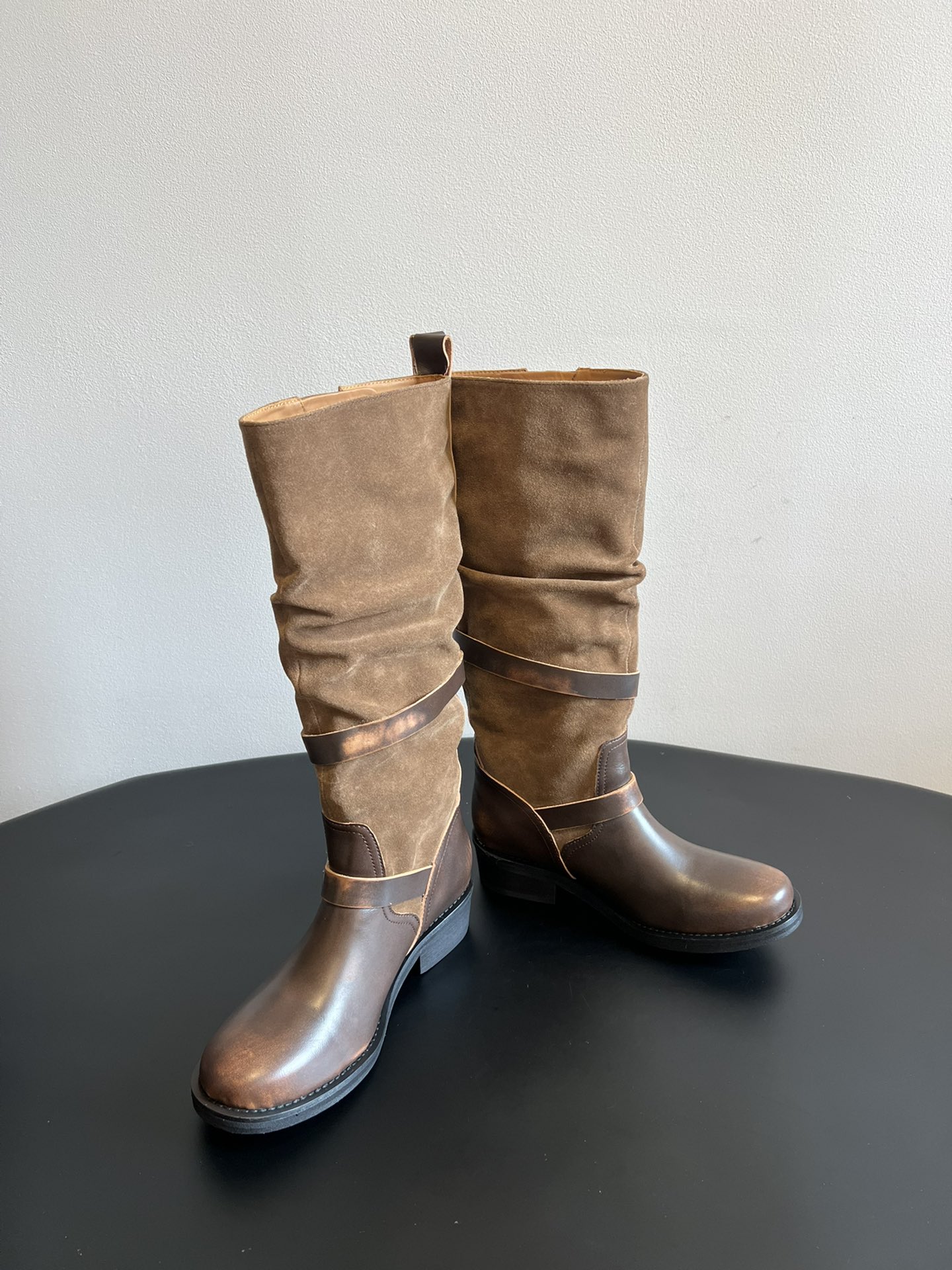 ICE DUS* 秋冬做旧擦色骑士靴采用亮面皮革与绒面材质拼接，皮革部分呈现出做旧的复古质感，绒面部分增