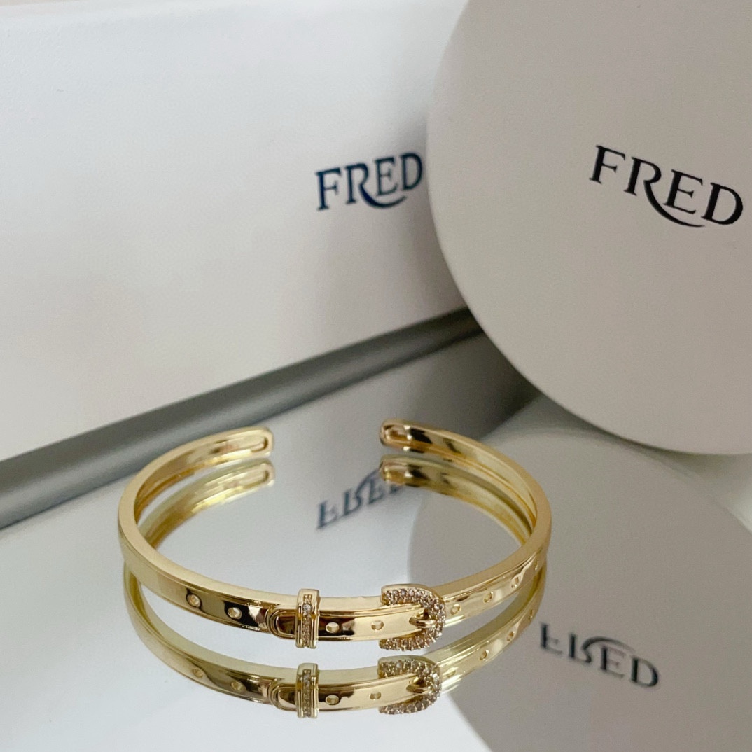 NO:516325,Popular Feredman Diamond Horseshoe Buckle Open Bangle Bracelet, classic and versatile, Internet celebrity expert, a must-have item for fashion, fashionable and exquisite, 11 pairs of customized versions, the difference is that the ordinary version on the market, thickened electroplating 18k process, the effect is very versatile!  !  , jewelry quality, bracelet19860909火爆 费雷德满钻马蹄扣开口手镯手绳,经典百搭,网红达人 时尚一族备必单品,时尚精致,11对版定制,区别在于市面上普通版本,加厚电镀18k工艺,上手效果非常百搭！！,饰品精品,bracelet,Jewelry