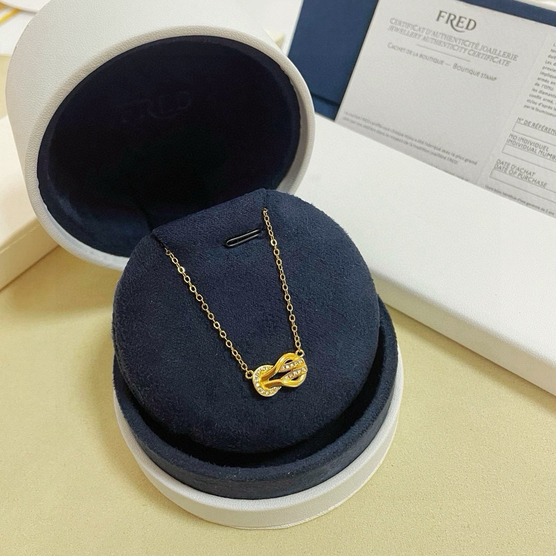 NO:516331,Batch Fered half-diamond 8-character buckle necklace, seiko micro-insert, high-end customization, counter material, thickened electroplating technology, logo, very iconic, simple and a bit light luxury, and casual matching is very fashionable!  The 8-character buckle is also called the wealth buckle, which means attracting wealth and blessings, and infinite luck!  Platinum, gold, jewelry, necklace, gold19860909批  费雷德半钻8字扣项链,精工微镶,高端定制,专柜材质,加厚电镀工艺,带logo,非常有标志性,简洁又有点轻奢的感觉,随意搭配都很有时尚感！8字扣又称发财扣,寓意招财纳福,无限幸运！白金色、黄金色入,饰品精品,necklace,gold,Jewelry