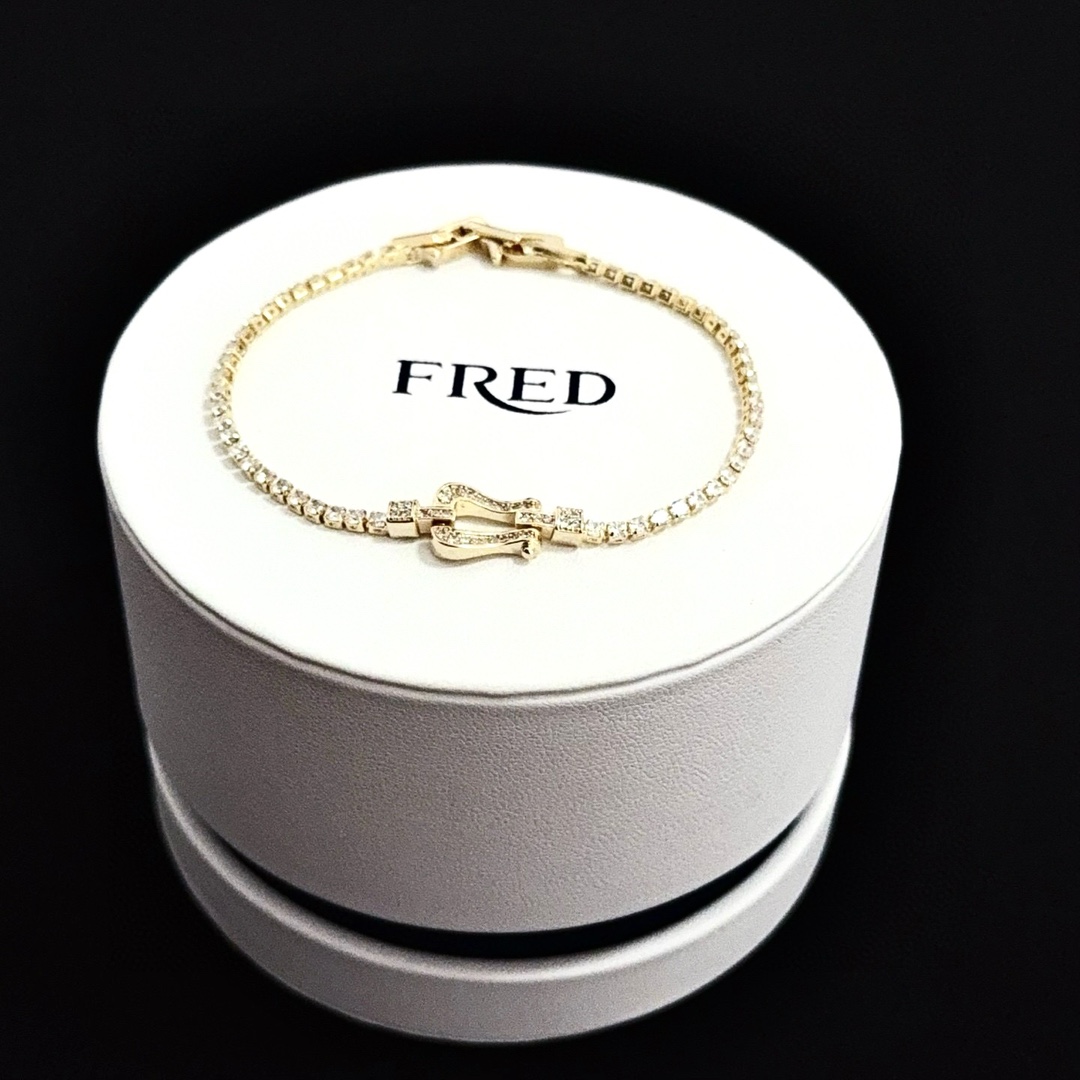 NO:516343,Popular Ferederik diamond-inlaid horseshoe buckle bracelet, classic and versatile, internet celebrity expert, a must-have item for fashion, fashionable and exquisite, 11 pairs of customized versions, thickened electroplating 18k technology, different from the ordinary version on the market, the effect of getting used is very versatile!  !  , jewelry quality, bracelet19860909火爆 费雷德满钻镶钻马蹄扣手链,经典百搭,网红达人 时尚一族备必单品,时尚精致,11对版定制,加厚电镀18k工艺,区别市面上普通版本上手效果非常百搭！！,饰品精品,bracelet,Jewelry