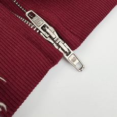 。Balenciaga 刺绣牛仔兜帽外套定制雾蓝锁纹纯棉牛仔料 以及赤焰磨绒卫衣料 质感卓越 温润如棉 。Balenciaga 刺绣牛仔兜帽外套定制雾蓝锁纹纯棉牛仔料 以及赤焰磨绒卫衣料 质感卓越 温润如棉
