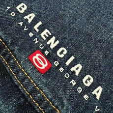 。Balenciaga 刺绣牛仔兜帽外套定制雾蓝锁纹纯棉牛仔料 以及赤焰磨绒卫衣料 质感卓越 温润如棉 。Balenciaga 刺绣牛仔兜帽外套定制雾蓝锁纹纯棉牛仔料 以及赤焰磨绒卫衣料 质感卓越 温润如棉