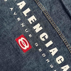 。Balenciaga 刺绣牛仔兜帽外套定制雾蓝锁纹纯棉牛仔料 以及赤焰磨绒卫衣料 质感卓越 温润如棉 。Balenciaga 刺绣牛仔兜帽外套定制雾蓝锁纹纯棉牛仔料 以及赤焰磨绒卫衣料 质感卓越 温润如棉