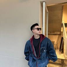 。Balenciaga 刺绣牛仔兜帽外套定制雾蓝锁纹纯棉牛仔料 以及赤焰磨绒卫衣料 质感卓越 温润如棉 。Balenciaga 刺绣牛仔兜帽外套定制雾蓝锁纹纯棉牛仔料 以及赤焰磨绒卫衣料 质感卓越 温润如棉