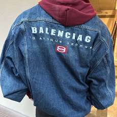。Balenciaga 刺绣牛仔兜帽外套定制雾蓝锁纹纯棉牛仔料 以及赤焰磨绒卫衣料 质感卓越 温润如棉 。Balenciaga 刺绣牛仔兜帽外套定制雾蓝锁纹纯棉牛仔料 以及赤焰磨绒卫衣料 质感卓越 温润如棉