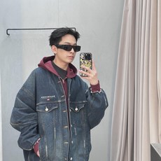 。Balenciaga 刺绣牛仔兜帽外套定制雾蓝锁纹纯棉牛仔料 以及赤焰磨绒卫衣料 质感卓越 温润如棉 。Balenciaga 刺绣牛仔兜帽外套定制雾蓝锁纹纯棉牛仔料 以及赤焰磨绒卫衣料 质感卓越 温润如棉