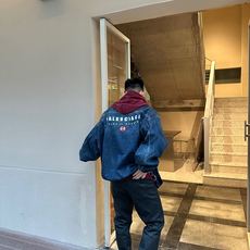 。Balenciaga 刺绣牛仔兜帽外套定制雾蓝锁纹纯棉牛仔料 以及赤焰磨绒卫衣料 质感卓越 温润如棉 。Balenciaga 刺绣牛仔兜帽外套定制雾蓝锁纹纯棉牛仔料 以及赤焰磨绒卫衣料 质感卓越 温润如棉