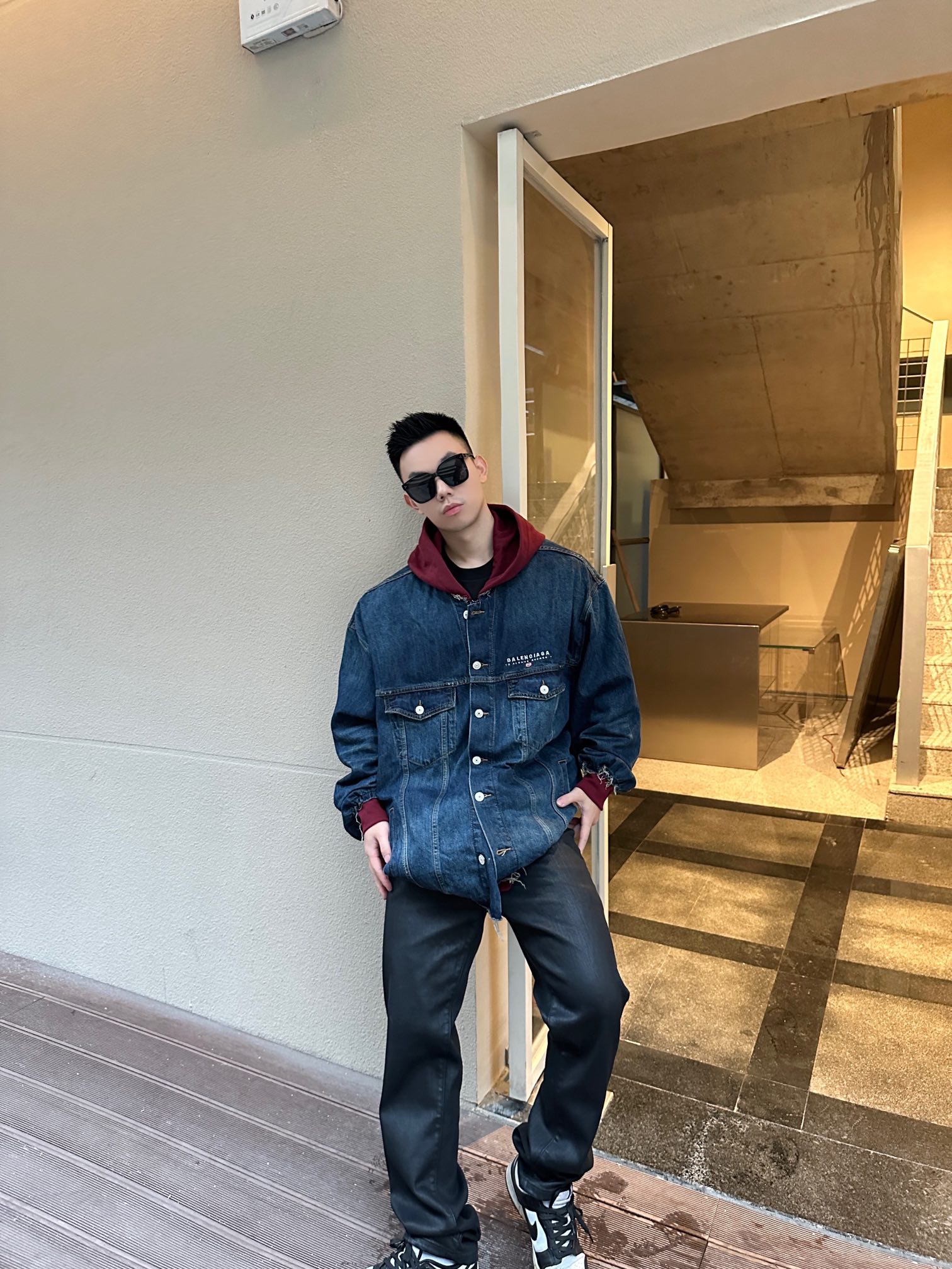 。Balenciaga 刺绣牛仔兜帽外套定制雾蓝锁纹纯棉牛仔料 以及赤焰磨绒卫衣料 质感卓越 温润如棉 