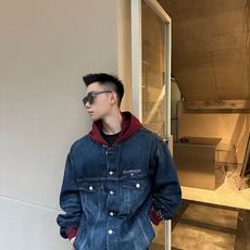 。Balenciaga 刺绣牛仔兜帽外套定制雾蓝锁纹纯棉牛仔料 以及赤焰磨绒卫衣料 质感卓越 温润如棉 。Balenciaga 刺绣牛仔兜帽外套定制雾蓝锁纹纯棉牛仔料 以及赤焰磨绒卫衣料 质感卓越 温润如棉