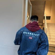 。Balenciaga 刺绣牛仔兜帽外套定制雾蓝锁纹纯棉牛仔料 以及赤焰磨绒卫衣料 质感卓越 温润如棉 。Balenciaga 刺绣牛仔兜帽外套定制雾蓝锁纹纯棉牛仔料 以及赤焰磨绒卫衣料 质感卓越 温润如棉