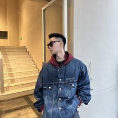 。Balenciaga 刺绣牛仔兜帽外套定制雾蓝锁纹纯棉牛仔料 以及赤焰磨绒卫衣料 质感卓越 温润如棉 。Balenciaga 刺绣牛仔兜帽外套定制雾蓝锁纹纯棉牛仔料 以及赤焰磨绒卫衣料 质感卓越 温润如棉