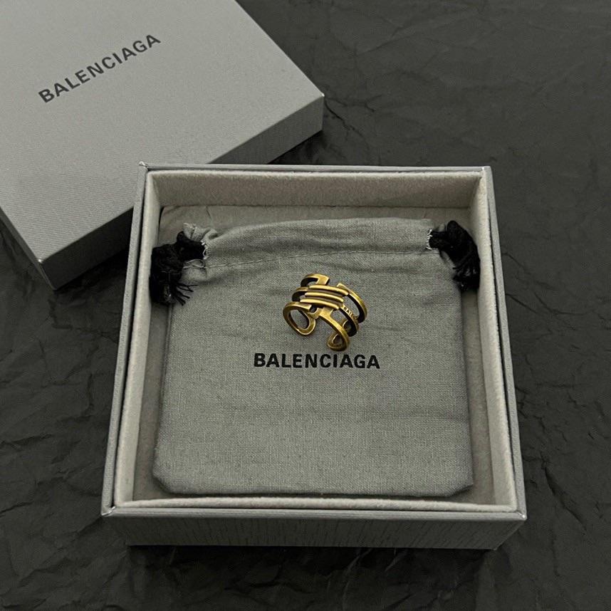 Balenciaga 新款 巴黎世家 Balenciaga 戒指 风 简单大方 金质感饱满 ，搭配衣服超