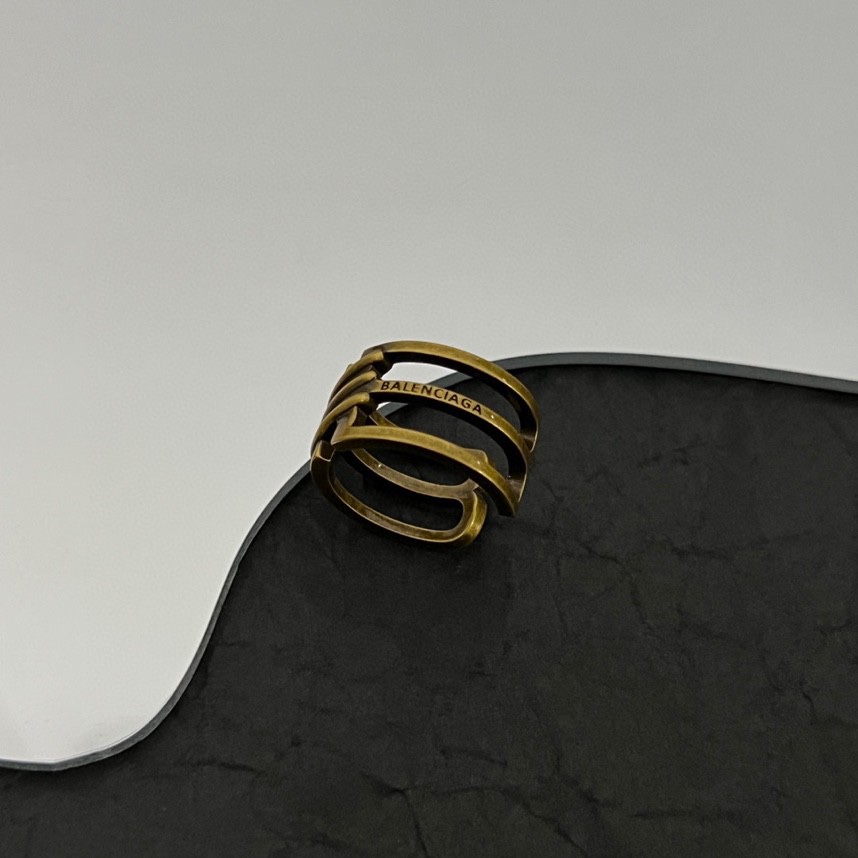 Balenciaga 新款 巴黎世家 Balenciaga 戒指 风 简单大方 金质感饱满 ，搭配衣服超