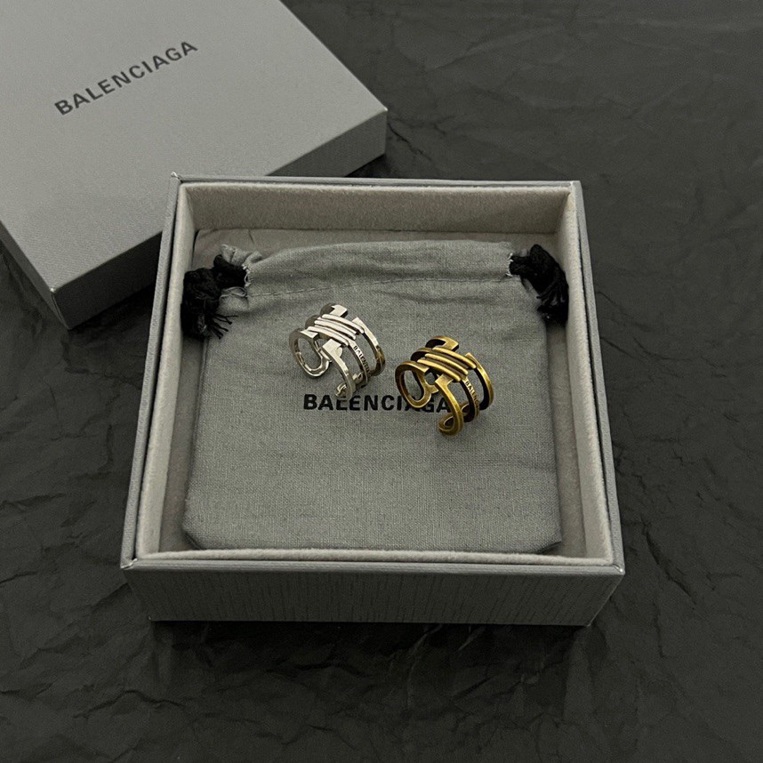Balenciaga 新款 巴黎世家 Balenciaga 戒指 风 简单大方 金质感饱满 ，搭配衣服超