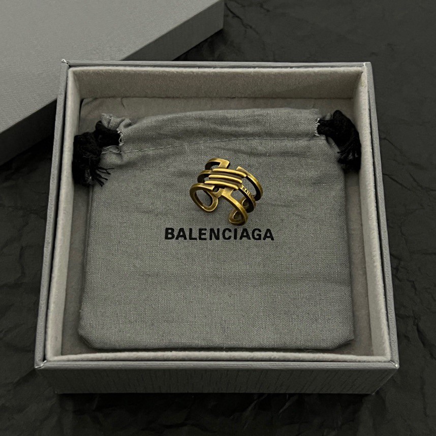 Balenciaga 新款 巴黎世家 Balenciaga 戒指 风 简单大方 金质感饱满 ，搭配衣服超