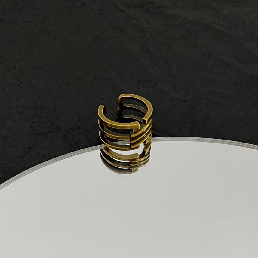 Balenciaga 新款 巴黎世家 Balenciaga 戒指 风 简单大方 金质感饱满 ，搭配衣服超
