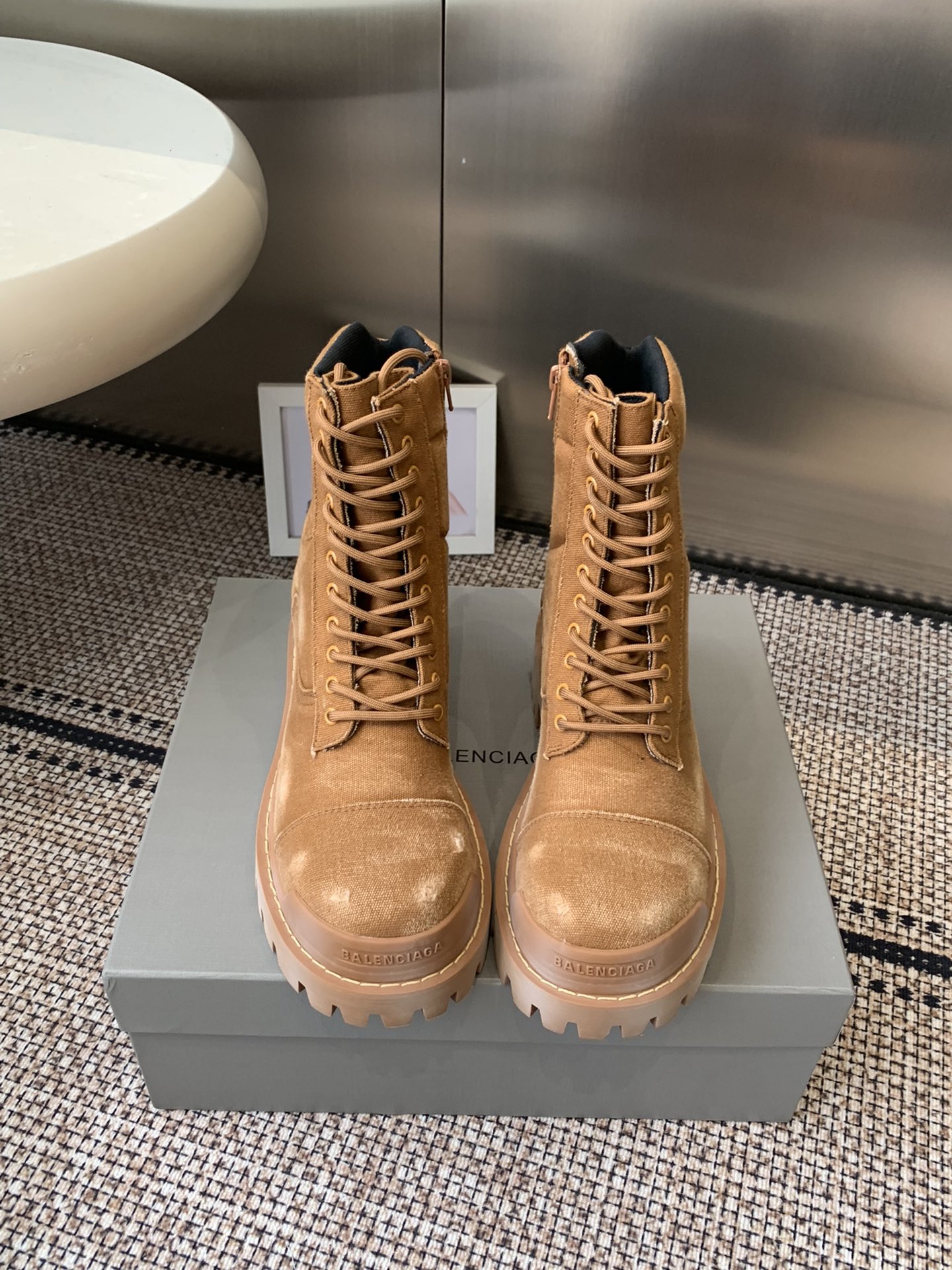 NO:511634,Men's BALENCIAGA STOMPER short boots 2025 latest winter model Purchase original development Large sole open mold Antique and old craftsmanship effect tooling lace boots Round toe naked boots Side zipper thick men's sole boots Serrated original foamed sole Original fabric original weaving Clothing Clothing Clothing Liquid Cowhide Size 39-46 (46 custom made without return or exchange), boots, balenciaga, balenciaga,tom ford, boots, cowhide19860909男款 BALENCIAGA 巴黎世家 STOMPER短靴 2025冬季最新爆单款 购入原版开发 大底开模 仿古做旧工艺效果工装系带靴 圆头裸靴侧拉链厚男士底靴 锯齿性原版发泡大底 面料原版织布 垫脚牛皮 里布牛皮 码数39-46（46定做不退换）,靴子,balenciaga,balenciaga,tom ford,boots,cowhide,Women's Shoes