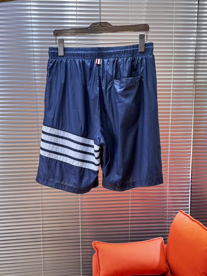 Burberry 巴宝莉2025春夏新款男士薄款短裤，舒适透气内衬，独特订制防晒科技面料，结合凉感涂层体