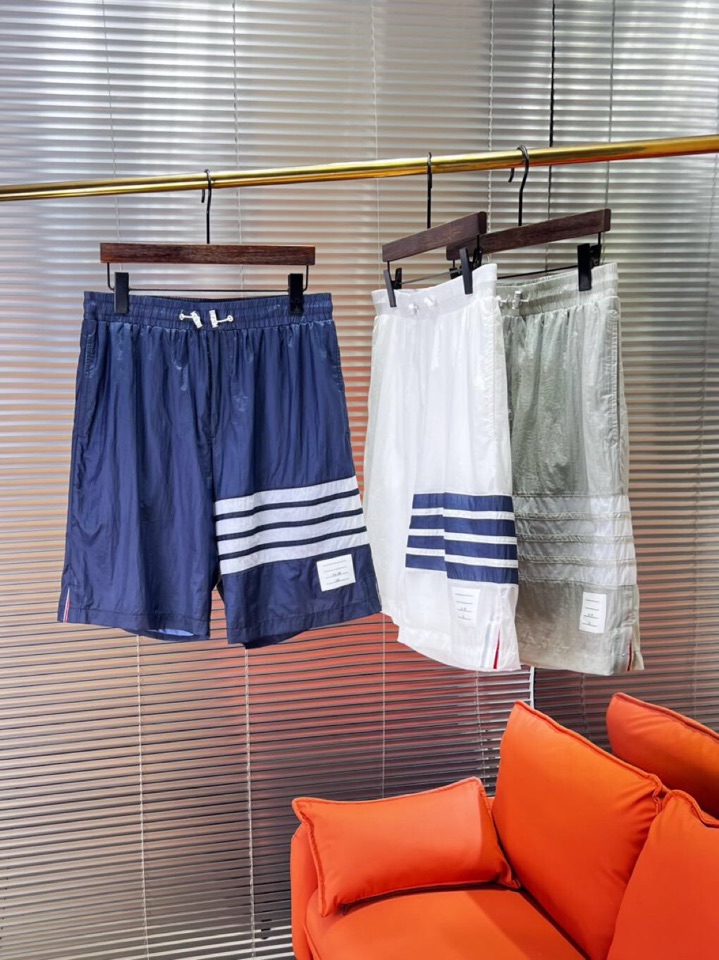 Burberry 巴宝莉2025春夏新款男士薄款短裤，舒适透气内衬，独特订制防晒科技面料，结合凉感涂层体