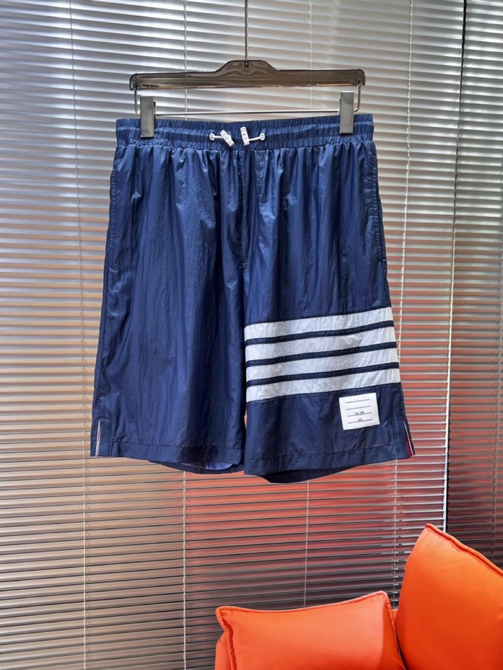 Burberry 巴宝莉2025春夏新款男士薄款短裤，舒适透气内衬，独特订制防晒科技面料，结合凉感涂层体