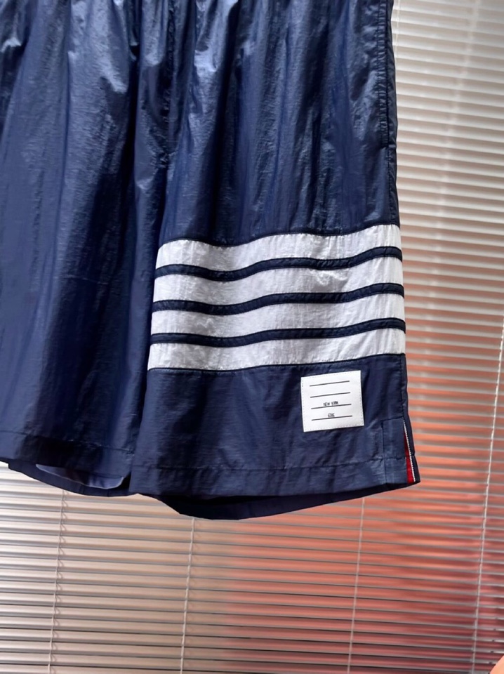 Burberry 巴宝莉2025春夏新款男士薄款短裤，舒适透气内衬，独特订制防晒科技面料，结合凉感涂层体